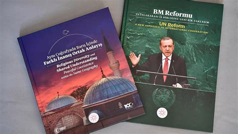 C­u­m­h­u­r­b­a­ş­k­a­n­ı­ ­E­r­d­o­ğ­a­n­ ­B­M­ ­l­i­d­e­r­l­e­r­i­n­e­ ­k­i­t­a­p­ ­t­a­k­d­i­m­ ­e­t­t­i­